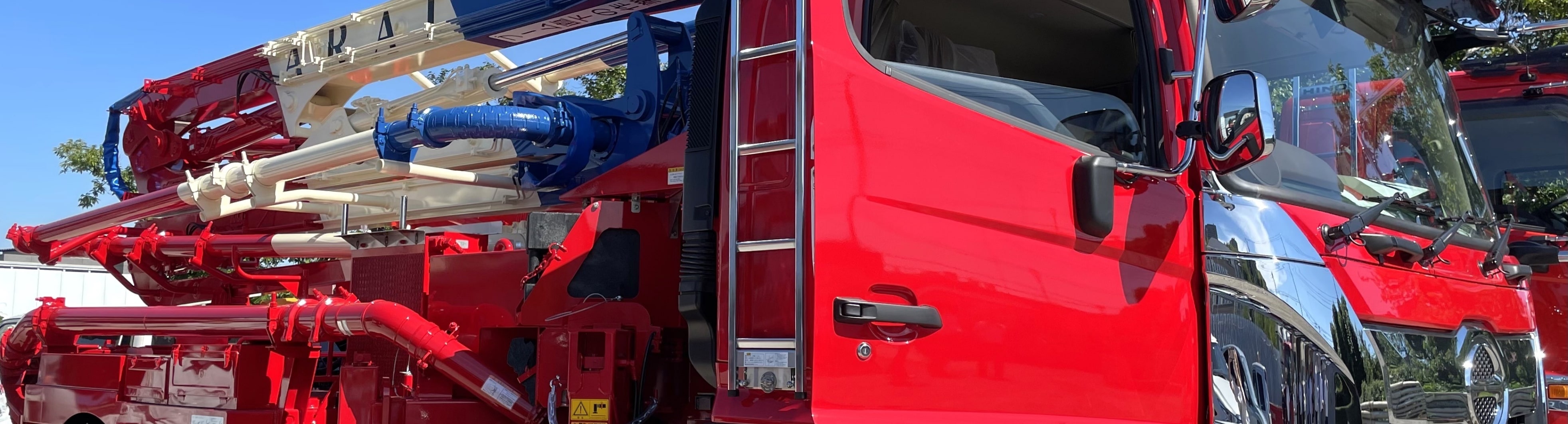 株式会社ARAIのコンクリ－トポンプ車が並んでいる写真